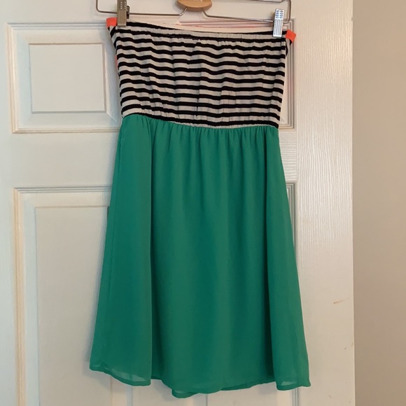 Turn heads in this cute strapless mini! - Picture 2 of 2
